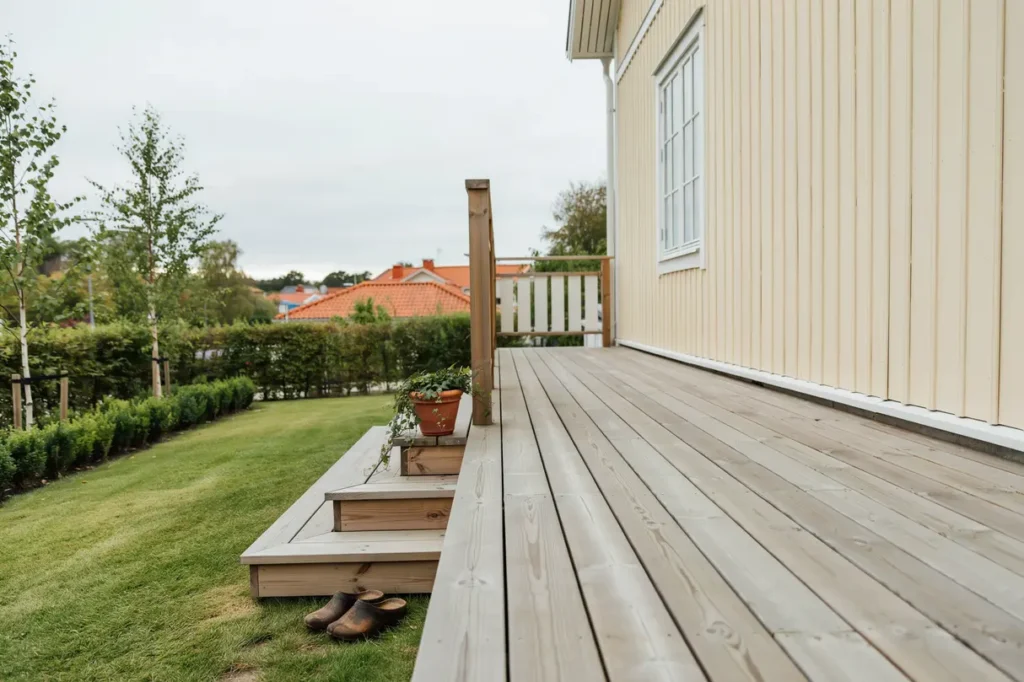 altanbygge med r cke och trappa vid villa i margretelund