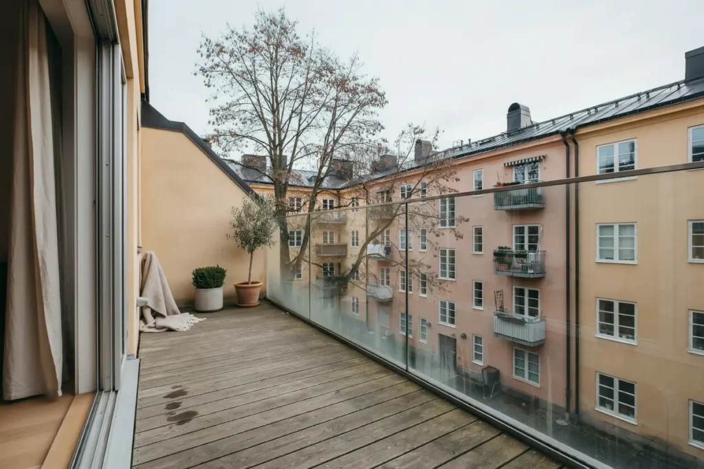 balkonginglasning som f rl nger s songen smarta val f r mer komfort mindre buller och b ttre skydd